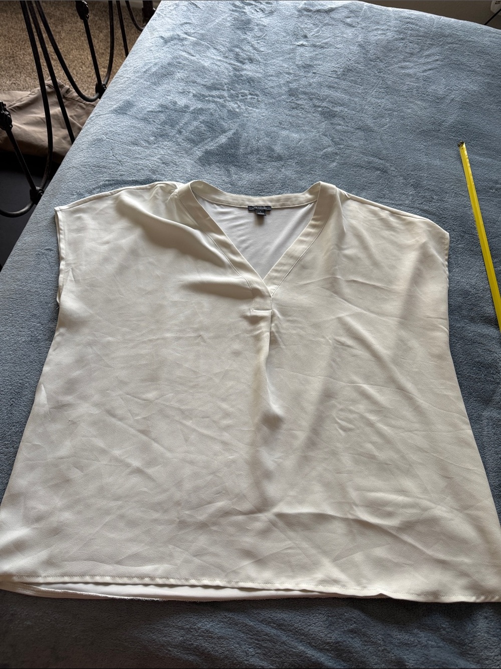 Ann Taylor Cream V-Neck Short Sleeve Blouse